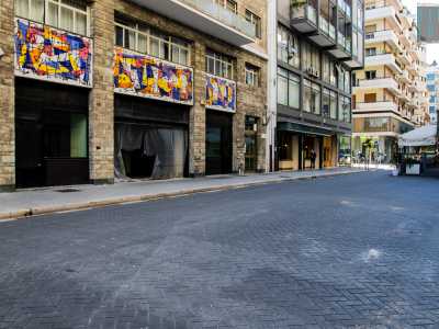 Di Belardinelli � anche il pannello con motivi astratti situato in via Argiro 97, sul palazzo Giorgio, progettato da Chiaia e Napolitano e terminato nel 1953